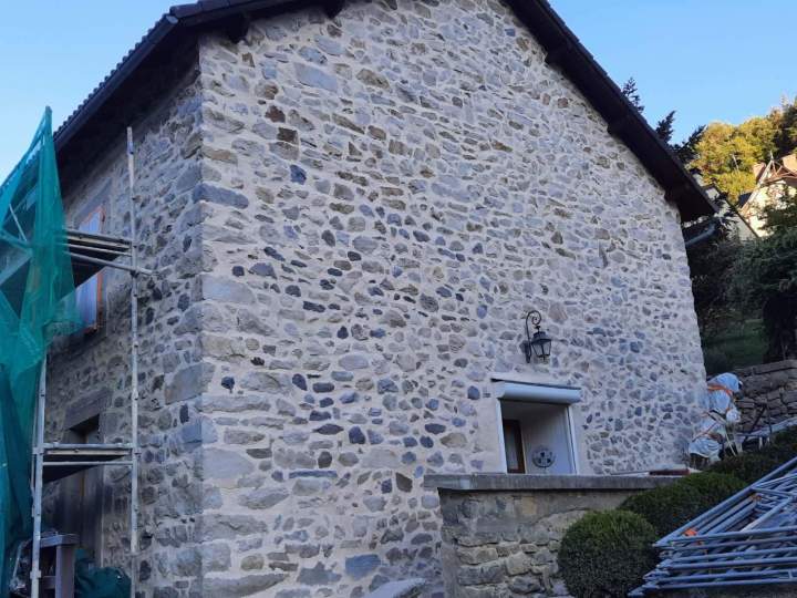 Application d'enduits : rejointoiement, pierre vue, plein