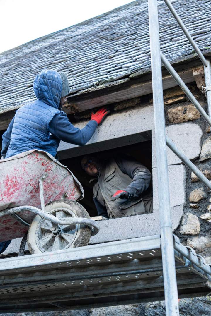 Application d'enduits : rejointoiement, pierre vue, plein